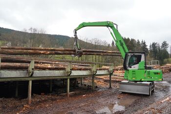 Wood processing in saw mill with SENNEBOGEN 723_timber handling