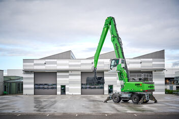 First G-series material handler, SENNEBOGEN 835 G with hybrid system