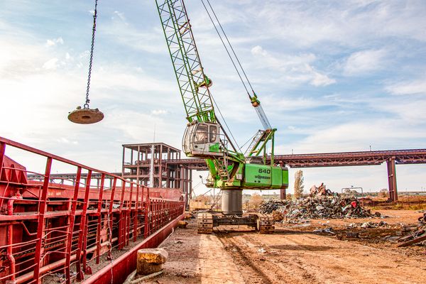 SENNEBOGEN 640 crawler pylon compacting scrap metal in the port of Constanta, Romania