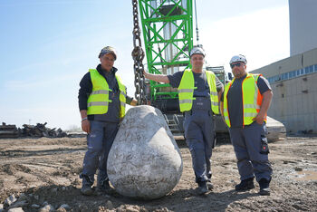 300 t demolition duty cycle crane with wrecking ball, Italy, Ferraro Group