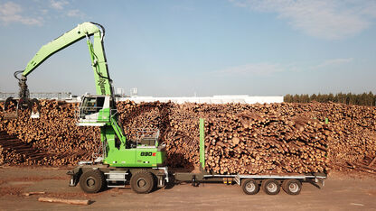 Umschlagbagger mit Anhänger fürs Sägewerk und fürs Baumstämme verladen SENNEBOGEN 830 E Mobil Trailer Holzumschlag