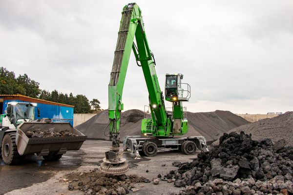 Umschlagmaschine Umschlagbagger SENNEBOGEN 835 E Schlackesortierung Magnet