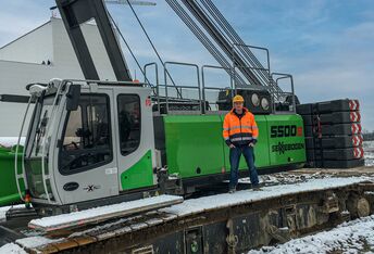 180 t crawler crane, SENNEBOGEN 5500, new construction Customer Service Center Steinach, assembly of concrete parts