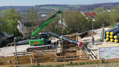 Pipeline construction with 16 t telescopic crane: Expansion of the district heating network, SENNEBOGEN 613