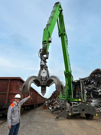 Umschlagmaschine aus grünem Stahl im Schrottrecycling
