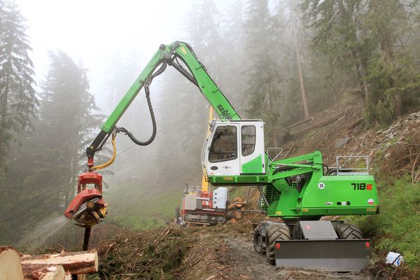 Download (RGB, 300 dpi) Holzumschlagbagger SENNEBOGEN 718 E bei der Seilbahnaufarbeitung