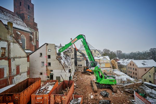 SENNEBOGEN Vertriebsgesellschaft, Vermietung SENNEBOGEN 830 Abbruchbagger im selektiven Rückbau, Straubing, Abbruchunternehmen Brandhuber Transporte GmbH SENNEBOGEN Vertriebsgesellschaft, Vermietung SENNEBOGEN 830 Abbruchbagger im selektiven Rückbau, Straubing, Abbruchunternehmen Brandhuber Transporte GmbH
