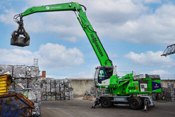 SENNEBOGEN 825 E Electro Battery, a battery-powered material handler to reduce CO2 emissions in the recycling process.