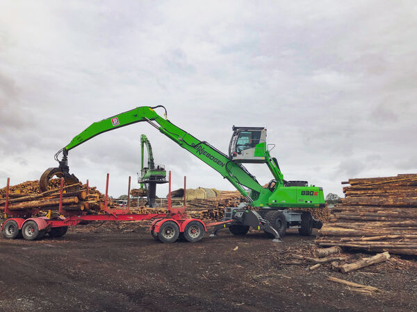 Der SENNEBOGEN 830 Trailer beim Holzumschlag auf der Südhalbkugel