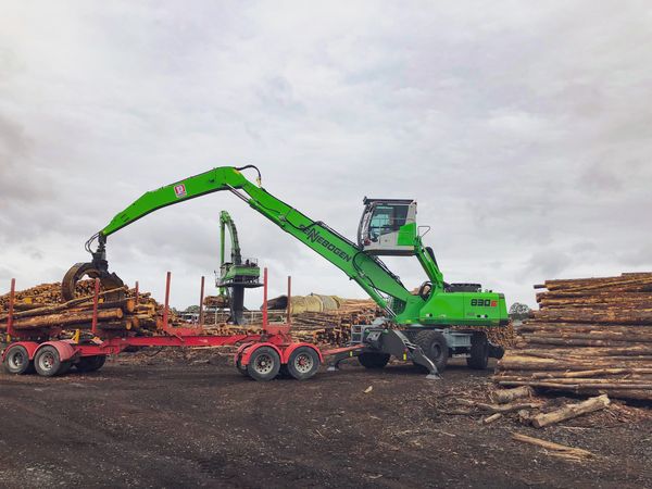 Der SENNEBOGEN 830 Trailer beim Holzumschlag auf der Südhalbkugel