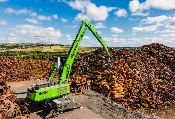 Download (300 dpi) SENNEBOGEN material handler 830 E