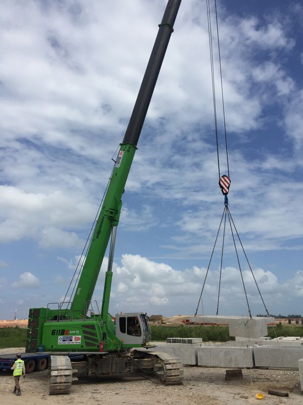 Download (RGB, 300 dpi) Telescopic crane SENNEBOGEN 6113 E during airport construction in Singapore