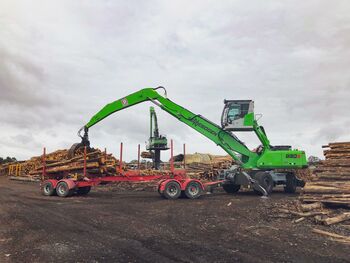 SENNEBOGEN 830 Umschlagbagger mit Trailer, Holzumschlag