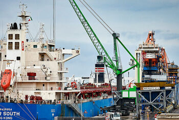 SENNEBOGEN mobile port crane 9300 E port handling ship unloading