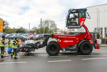 Ölspur beseitigen, SENNEBOGEN 340 G, Teleskoplader mit Feuerwehr Ausrüstung