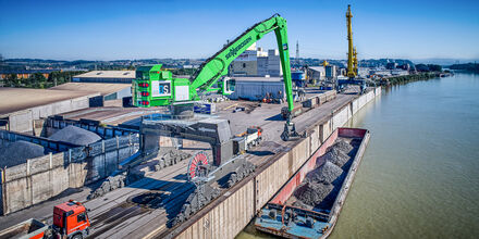 größte Umschlagbagger der Welt, SENNEBOGEN 895 mit Elektromotor und Schienenportal, 35 m Reichweite, Ennshafen Österreich