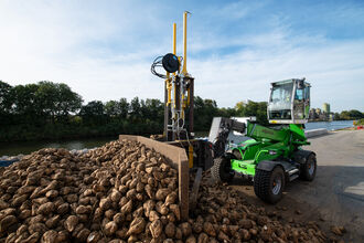 Combined transport: SENNEBOGEN material handler 835 G supports intermodal transport chain