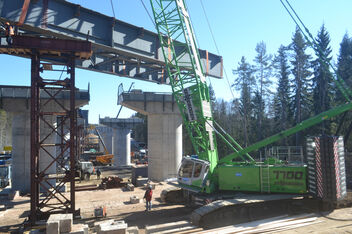 SENNEBOGEN 7700 robust and powerful crawler crane Bridge construction