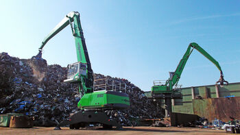 SENNEBOGEN 850 Mobil Umschlagmaschine Schrottrecycling Schrottschere Schiffsbeladung Mehrschalengreifer