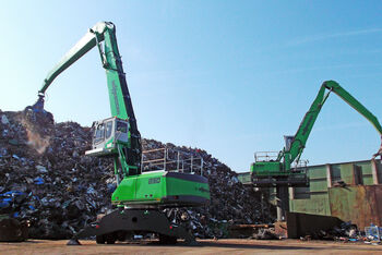 SENNEBOGEN 850 Umschlagmaschine Schrottschere Schiffsbeladung Schrottrecycling Mehrschalengreifer