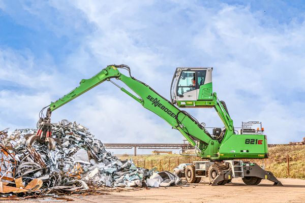 SENNEBOGEN 821 Mobile handling scrap at the port in Constanta, Romania
