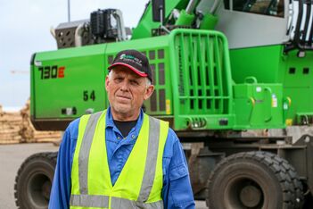 SENNEBOGEN Umschlagbagger im Sägewerk, Rundholztransport, Holzumschlag mit Holzgreifer