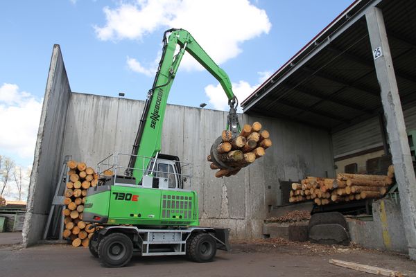 Download (RGB, 300 dpi) SENNEBOGEN 730 E-Series Pick & Carry Wood Handling Excavator Test application at Pfeifer Group Unterbernbach