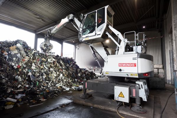 SENNEBOGEN Umschlagmaschine Elektroumschlagmaschine Elektrobagger 817 E Elektro Recycling Abfallwirtschaft Sortiergreifer
