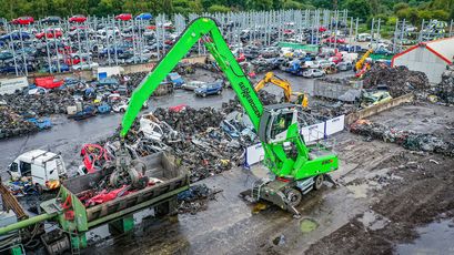 Umschlagbagger Umschlagmaschine SENNEBOGEN 830 E Mobilunterwagen Schrottumschlag Schrottplatz Beladen Ballenpresse Mehrschalengreifer