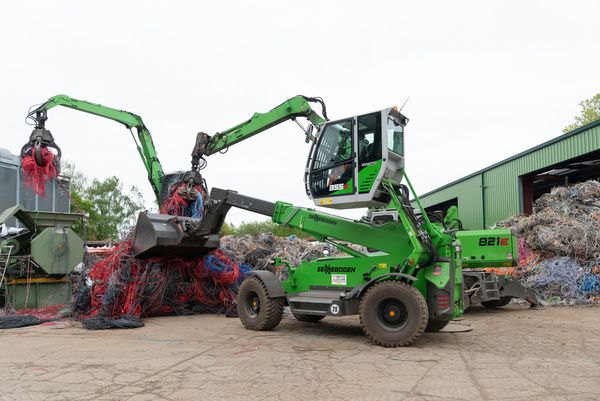 The SENNEBOGEN 335: as strong and stable as a telescopic handler and as strong and robust as a wheel loader