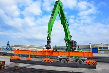 Steel logistics with SENNEBOGEN 865 E Hybrid, material handler with a magnetic lifting beam material handler with magnetic lifting beam Steel logistics with SENNEBOGEN 865 E Hybrid, material handler with a magnetic lifting beam material handler with magnetic lifting beam