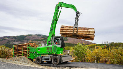 The SENNEBOGEN 735 E Pick and Carry machine with electric Green Efficiency Drive during timber handling with trailer.