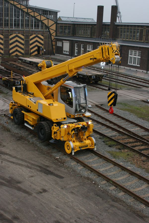 2-Wege Telekran für den Schieneneinsatz SENNEBOGEN 643