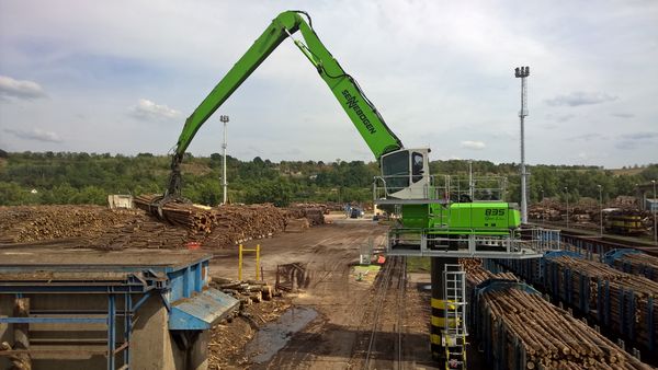 Handling machines SENNEBOGEN 735 and 835 during timber handling at the round timber yard 