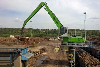 Handling machines SENNEBOGEN 735 and 835 during timber handling at the round timber yard 