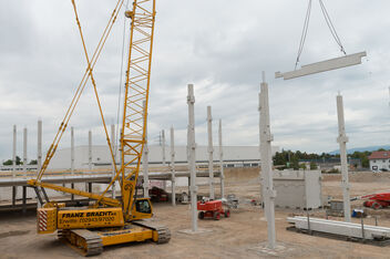SENNEBOGEN 5500 robust and powerful crawler crane Building construction