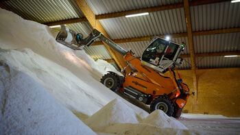 SENNEBOGEN 355 E_salt loading_winter service vehicle loaded with telehandler