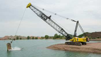SENNEBOGEN 6130 HD transports tons of gravel