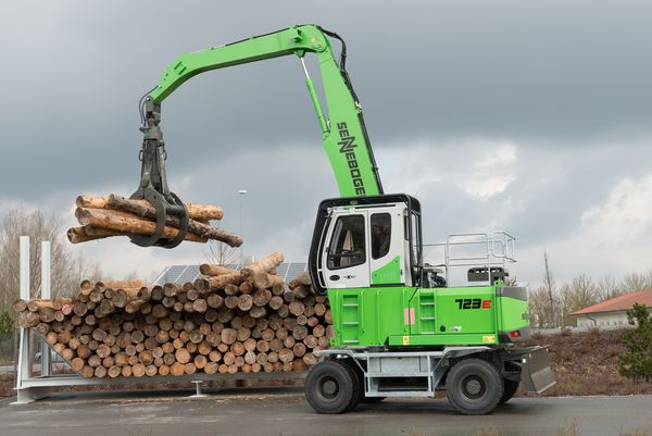 Download (RGB, 300 dpi) SENNEBOGEN 723 E-Serie Holzumschlag Umschlagbagger Umschlagmaschine Mobilumschlagmaschine Mobil Mobilunterwagen