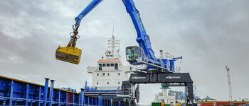 Umschlagbagger mit Elektromotor, Elektrobager SENNEBOGEN 875 E , umweltschonender Elektroantrieb, Hafen Åhus Schweden