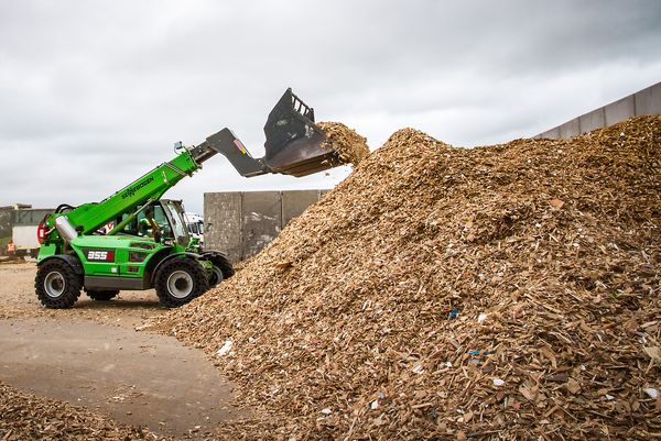 SENNEBOGEN Telehandler 355 E wood recycling shovel dust