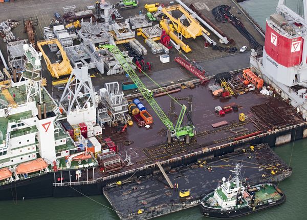 Download (RGB, 300 dpi) Crawler crane SENNEBOGEN 5500 and 7700 at Seaway Heavy Lifting