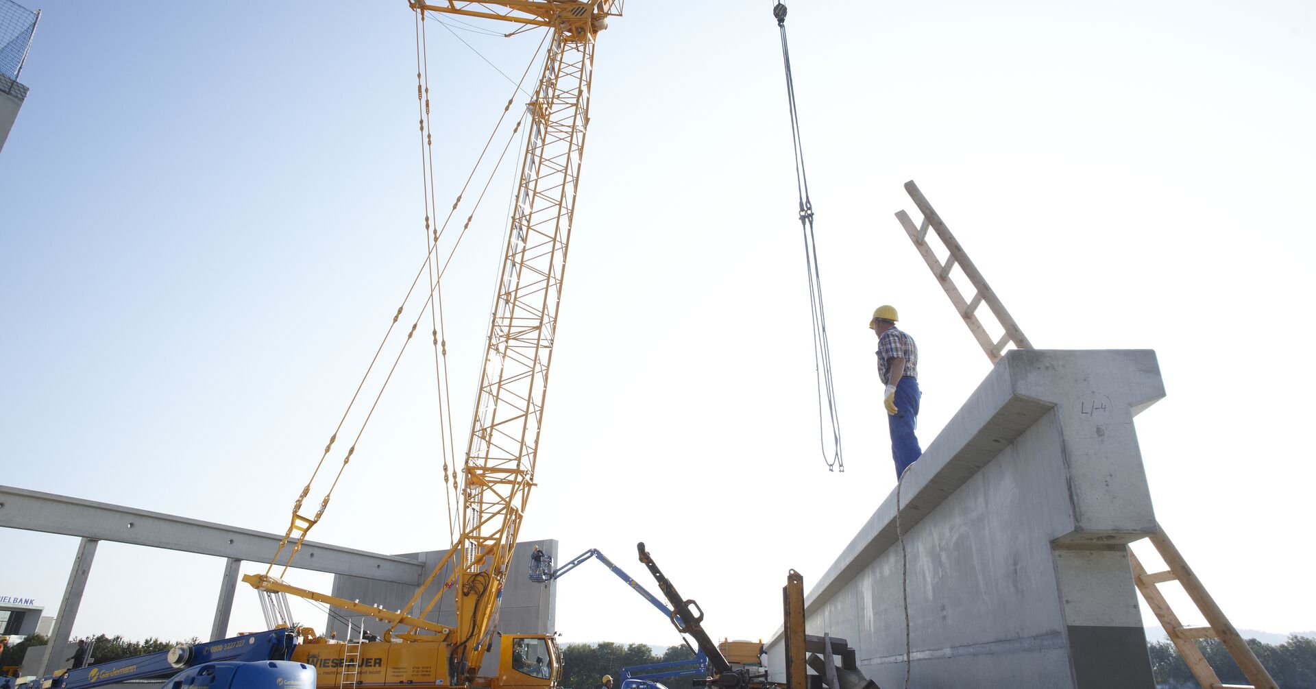 SENNEBOGEN Crawler Cranes Extend Rental Service SENNEBOGEN Maschinenfabrik GmbH