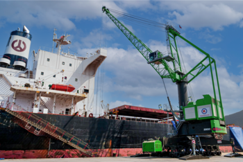 SENNEBOGEN 9300 E mobile harbour crane with electric drive for bulk cargo handling, 90 t load capacity, 41 m jib length 