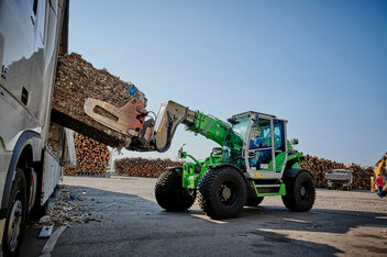 Robust telescopic handler for the waste recycling industry with elevating driver’s cab: the SENNEBOGEN 355 E – an ideal alternative to the wheel loader: Waste recycling