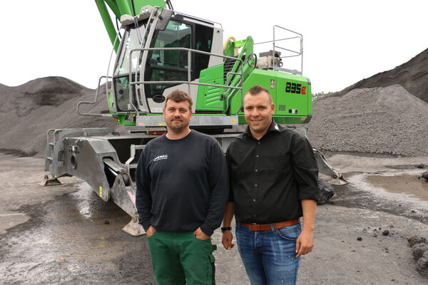 v.l. Maschinenführer Stefan Jentsch und Bereichsleiter EOS-Aufbereitung Benjamin Kinlinger, Max Aicher Umwelt GmbH Umschlagmaschine Umschlagbagger 835 Mobil