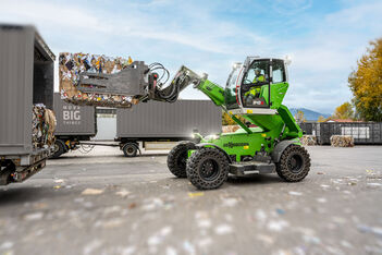 Teleskoplader Telehandler mit Ballenklammer im Recycling Abfallwirtschaft SENNEBOGEN 3.40 G