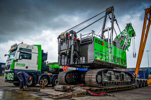 Brunsbüttel lock chamber", 100 t SENNEBOGEN 6100 HD duty cycle crane