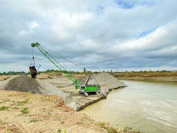 SENNEBOGEN 6100 HD, duty cycle crane with dragline buket, gravel extraction, France