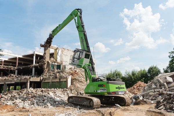 Abbruchmaschine SENNEBOGEN 830 E beim Abbruch des Möbelhauses in Regensburg